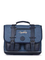 Boekentas 2 Compartimenten Cameleon Blauw vintage color Deze schooltas uit de Vintage collectie van het merk Camlon heeft een breedte van 35 cm. Ideaal voor de kleuterklas en het eerste leerjaar. Dit model heeft een duidelijke vintage look, dankzij de twee voorvakjes en de riempjes met gesp. Deze boekentas beschikt over twee compartimenten, die schriftjes (24x32 cm) en andere kleine spulletjes kunnen bevatten. Onder de overslagflap bevindt zich ook een uniek opbergvak, met daarin een gratis liniaal! De twee vakjes met rits vooraan zijn ideaal om een snack of zakdoek in op te bergen. Dit model beschikt ook over een naamlabel, en kan makkelijk gesloten worden dankzij een dubbel kliksysteem. Voor optimaal comfort zijn de rugzijde en schouderbandjes extra gewatteerd. Dankzij enkele reflectoren kan uw kind zich ook veilig in het verkeer begeven. Vintage op z