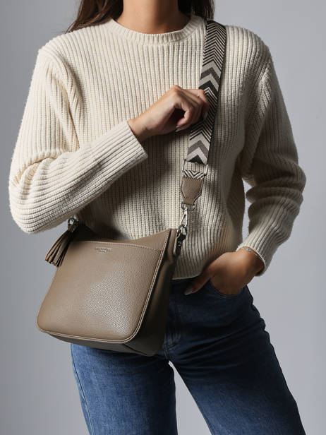 Cross Body Tas Grained Flora & co Bruin grained F8575 ander zicht 1